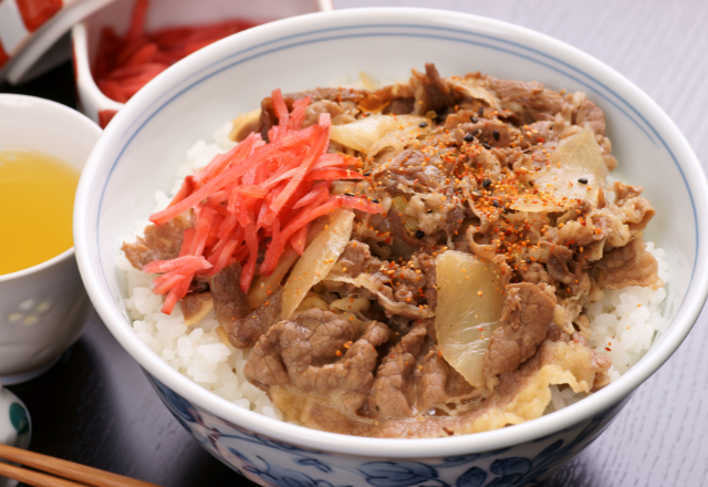 牛丼屋で…客『くちょくちょ…』店員『何ですか、あの人』食事のマナーが悪い“迷惑客”⇒その後…店長から”客の正体”が明かされて！？