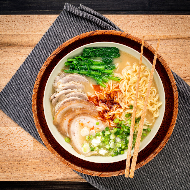 ラーメン屋で…店員「ご注文は？」→「僕は味噌ラーメン」「私はチャーハンで」⇒おいしく食べていると…「ちょっと何その食べ方」