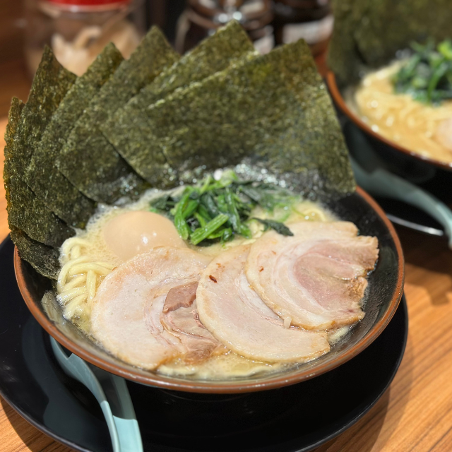 【家系ラーメン】が大好きな男性。スープまで飲み干す生活を続けていたが…→ある日、久々に”味噌汁”を飲んだ結果「え」