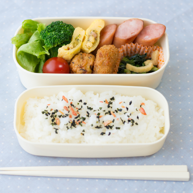 先輩から”愛妻弁当”を売られた！？「300円で買わない？」断り続けた結果…弁当を捨てようとする！？→次の瞬間…【まさかの人物】の登場で社内騒然…