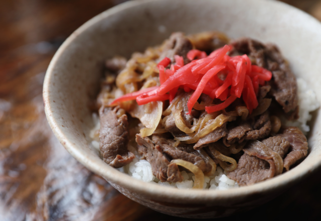 牛丼屋での注文時…客「いつもの！」店員「申し訳ありませんが商品名で…」→直後、怒った客は…”まさかの行動”に！？