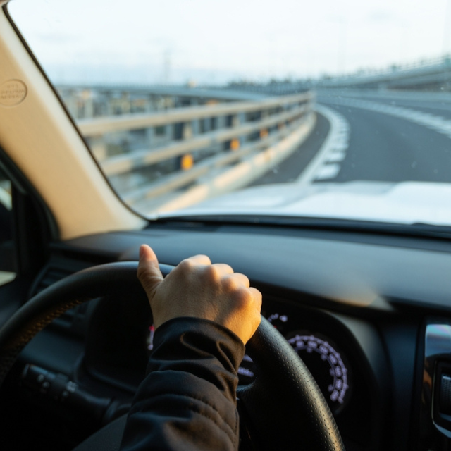 高速道路で…『ボンッ』私「何の音！？」車を降りて確認すると⇒車の【異変】にゾッ…！