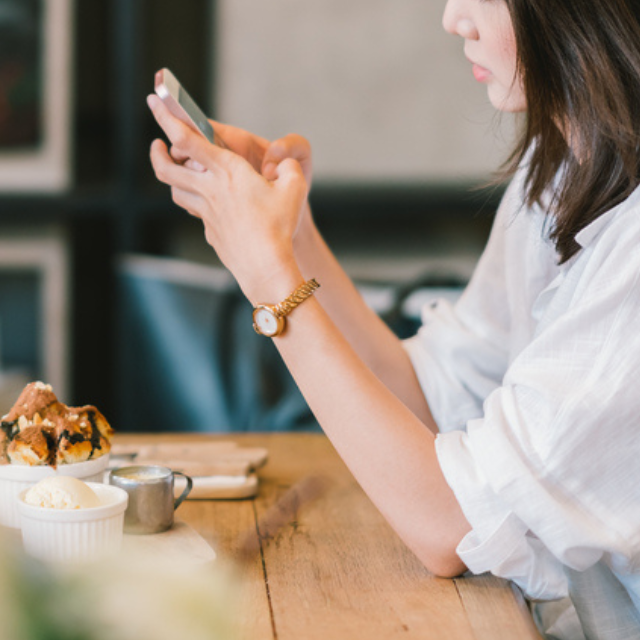 ファミレスで…「飯頼む前にトイレ」戻ると彼女が怪しい動き…？→次の瞬間【まさかの行動】に…「えっ！？嘘だろ…」