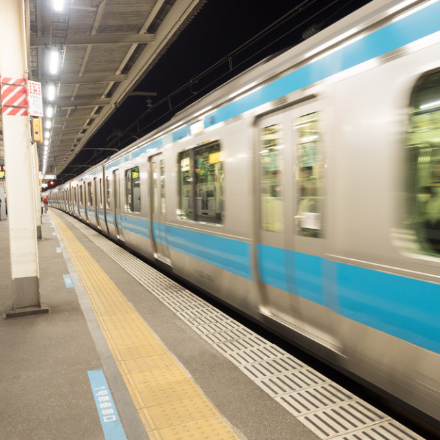 電車で体調が悪く優先席に座っていると…客「おじさん席譲りなよ」年配男性「え？」⇒次の瞬間、客が”顔面蒼白”になる事態に！？