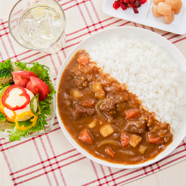 手作りカレーを振る舞うも…彼『…ありがとう』なんだか様子がおかしい…？→一口食べた彼の【衝撃コメント】に…私「…ん？？」