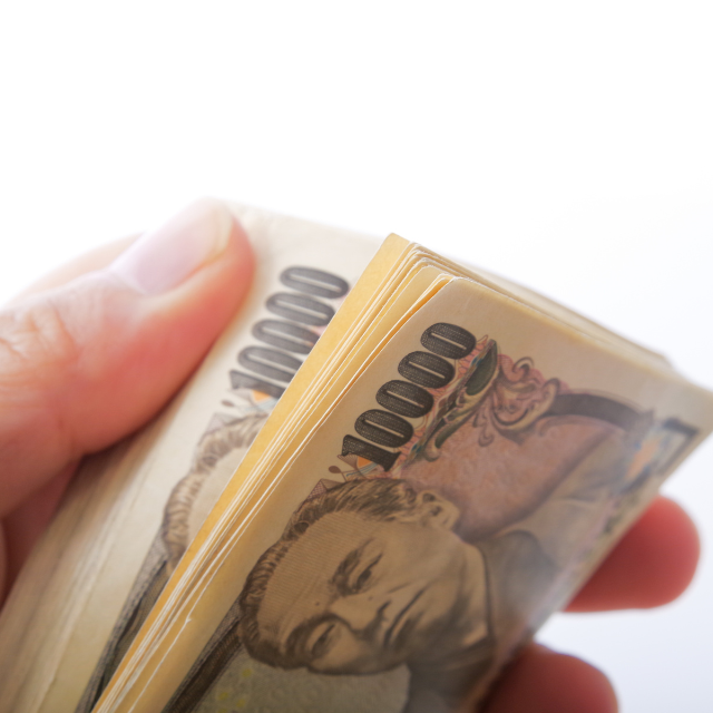 結婚10周年。夫が“コツコツ貯めた6万円”で…夫「お揃いのアイテムを買おう」妻「サングラスはどう？」⇒この提案が【トラブルの火種】に！？