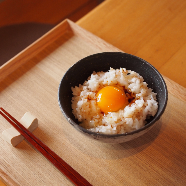 彼から“朝ごはん作り”を頼まれたけど…「冷蔵庫の中何もないじゃん！」→【卵かけご飯】を出した結果