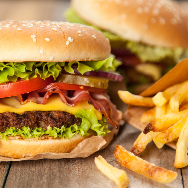 ハンバーガー屋の”デリバリー”を利用…客「ポテトが入ってない！」お届け内容に不備！？すぐさま“店に電話”した結果⇒【予想外の対応】に…「え！？」