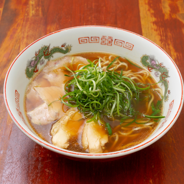 ラーメン屋で…常連客「いただきます」ラーメンを食べようとした瞬間…『ポイッ』→隣の男性客に入れられた『まさかのモノ』に、顔面蒼白…