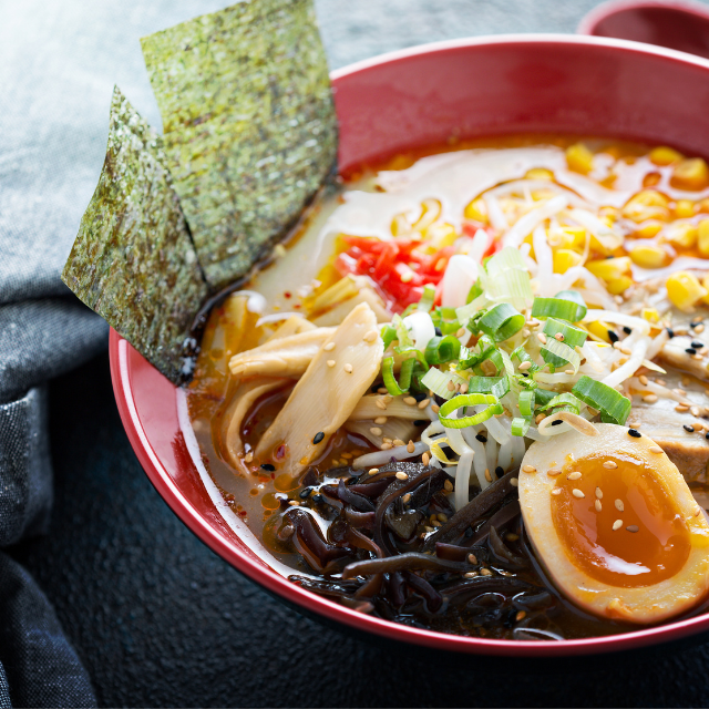 ラーメン屋で“料理が届いた直後”…店員「ほかのところに駐車してもらえます？」指定の駐車場に停めたのに…？⇒店員が“車の移動指示”をした【まさかの理由】に驚愕…