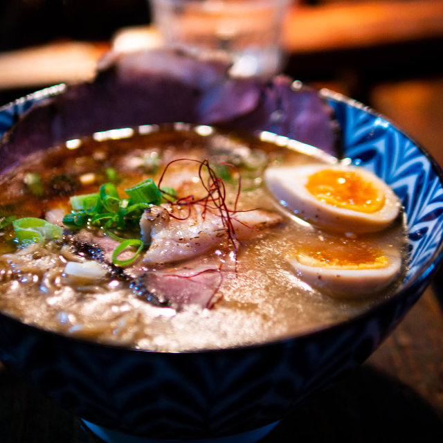 ラーメン屋で…客「味噌ラーメンで！」→店員「はいお待ち！」食べ始めた瞬間…⇒「なにその食べ方…」まさかの【指摘内容】に困惑…