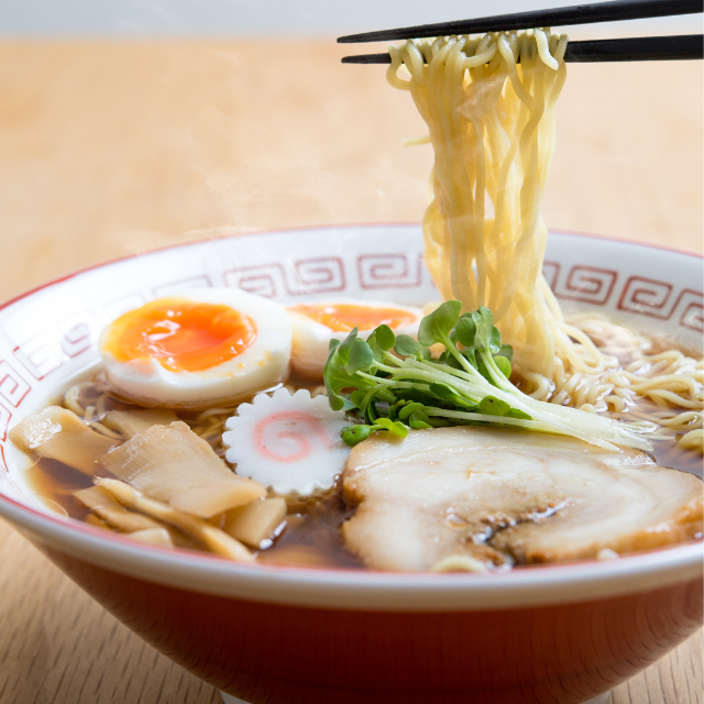 行きつけのラーメン屋で…店員「ラーメンができましたよ」→客「いただきます！」食べようとして次の瞬間…→隣の席の客に【まさかのモノ】を入れられ、絶句…！！