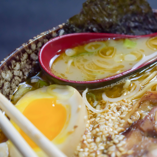 深夜にラーメンを食べる生活を”半年間”続けた結果…「うっ…」身体に異変⇒病院に行くと…【まさかの診断結果】に衝撃…