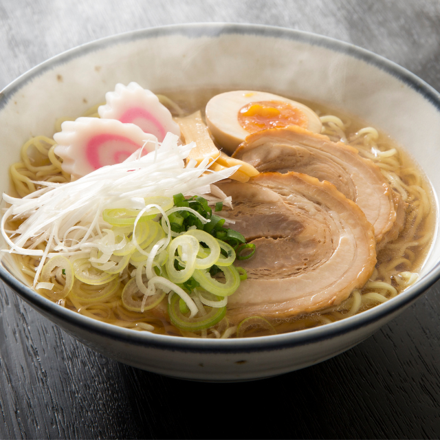 ラーメン屋で…客「おい灰皿」店員「申し訳ありません、禁煙です」すると逆ギレを始めた客！？→しかし…常連客から【反撃】を受けることに！