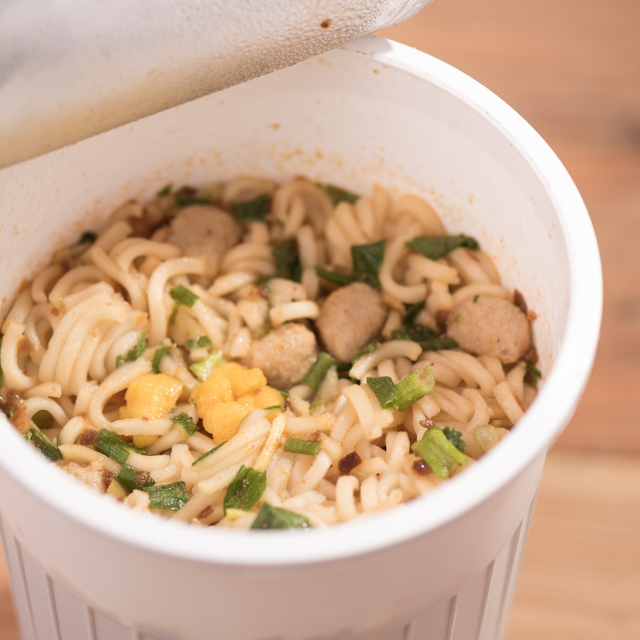 職場で”カップラーメン”を食べていると…私「むくみがひどいな」体に”異変”が発生！？⇒直後、上司が告げた【真実】に背筋が凍る…！