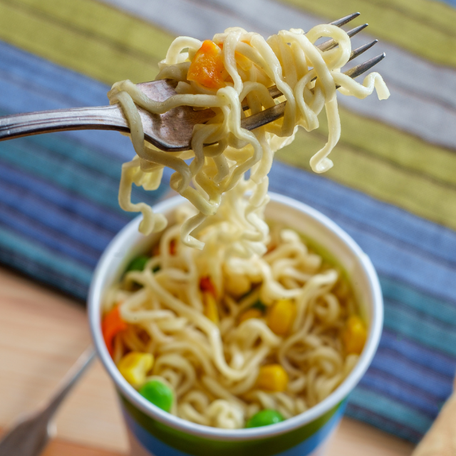 【カップラーメン】にハマり…1日3食食べる生活に！？「いろいろな味があって全然飽きない」→ある日、身体に現れた“異変”に驚愕！？