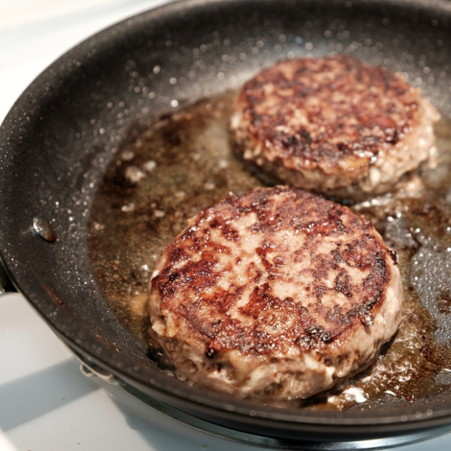 ハンバーグ好きの夫のお弁当に“冷凍ハンバーグ”を入れると…「…ただいま」→帰宅した夫が【不機嫌だった理由】に唖然！