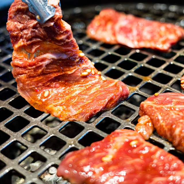 高級焼肉屋で…女性「特上カルビと黒毛和牛と～あ！これも…」席に着くなり“大量注文”…⇒その後…女性が【まさかの行動】に！？