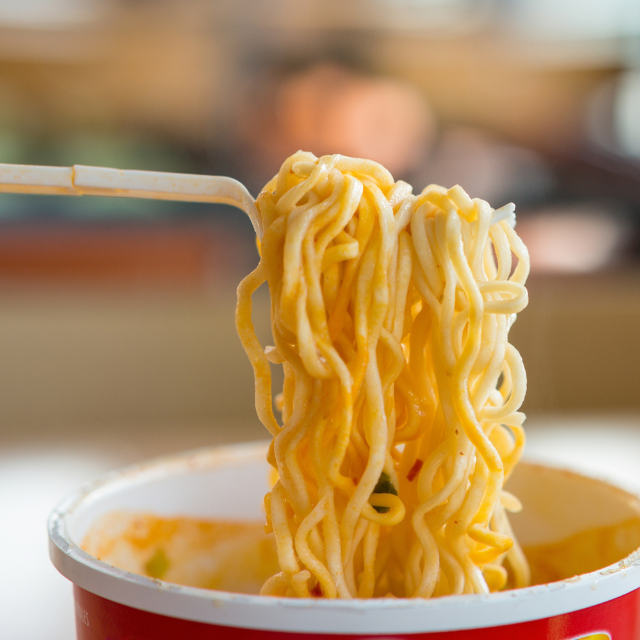 【カップラーメン】についつい手が伸びて…昼夜問わず食べ続けた結果⇒ある日感じた“身体の異変”にゾッ…