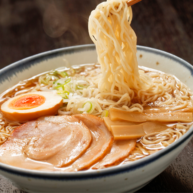 禁煙のラーメン屋でタバコを吸おうとする客！？店員「申し訳ないのですが、店内禁煙で…」→イラ立った客の【ありえない行動】に絶句…