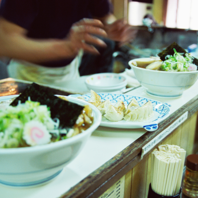 ラーメン屋で…客「餃子と…ラーメン1つお願いします！」店員「チッ」店員が舌打ち！？さらに⇒【届いた商品】を見て…「え？」