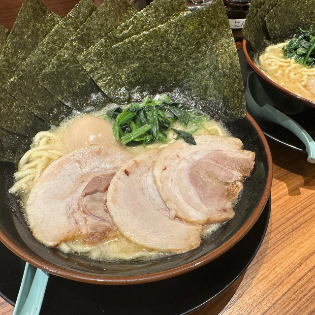 『家系ラーメン』にハマり、毎日食べていた大学生。久しぶりに“学食で”食事をしたら…→「えっ！？」ひと口飲んだ“味噌汁”で【異常事態】が判明！？