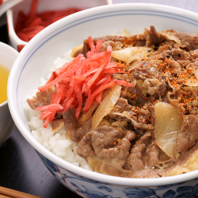 牛丼屋で…常連客「いつものメニュー言ってみろ」店員「つゆだくだくですよね？」直後、客が激怒！？⇒客の【まさかの主張】に唖然